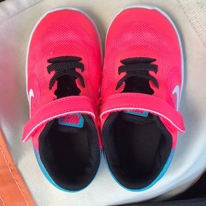 EUC Nike size 8 girls sneakers